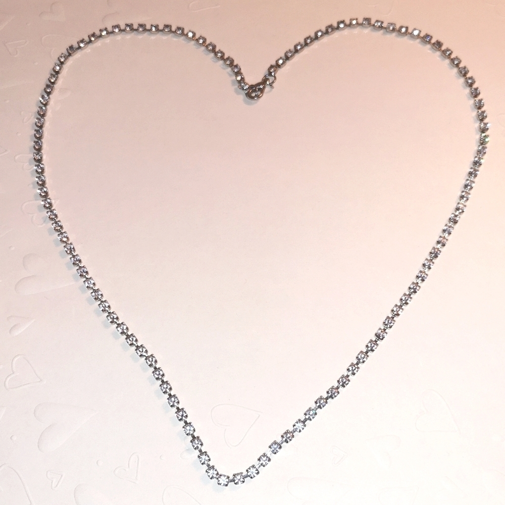 Silver tone rhinestone necklace 🧱🔥